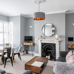 Modern & Spacious 2 Bedroom Maisonette , Bath United Kingdom
