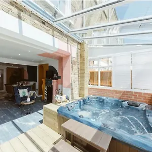 Jacuzzi-Cinema-Tower Bridge London